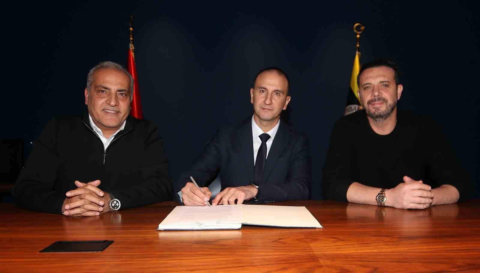 Fenerbahçe Medicana’da Başantrenör Taner Atik için imza töreni düzenlendi
