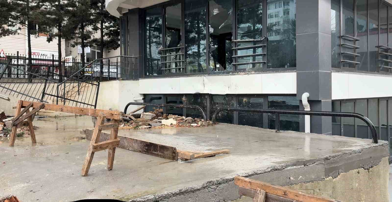 Fren yerine gaza basan sürücünün yaptığı akıl almaz kaza kameraya yansıdı
