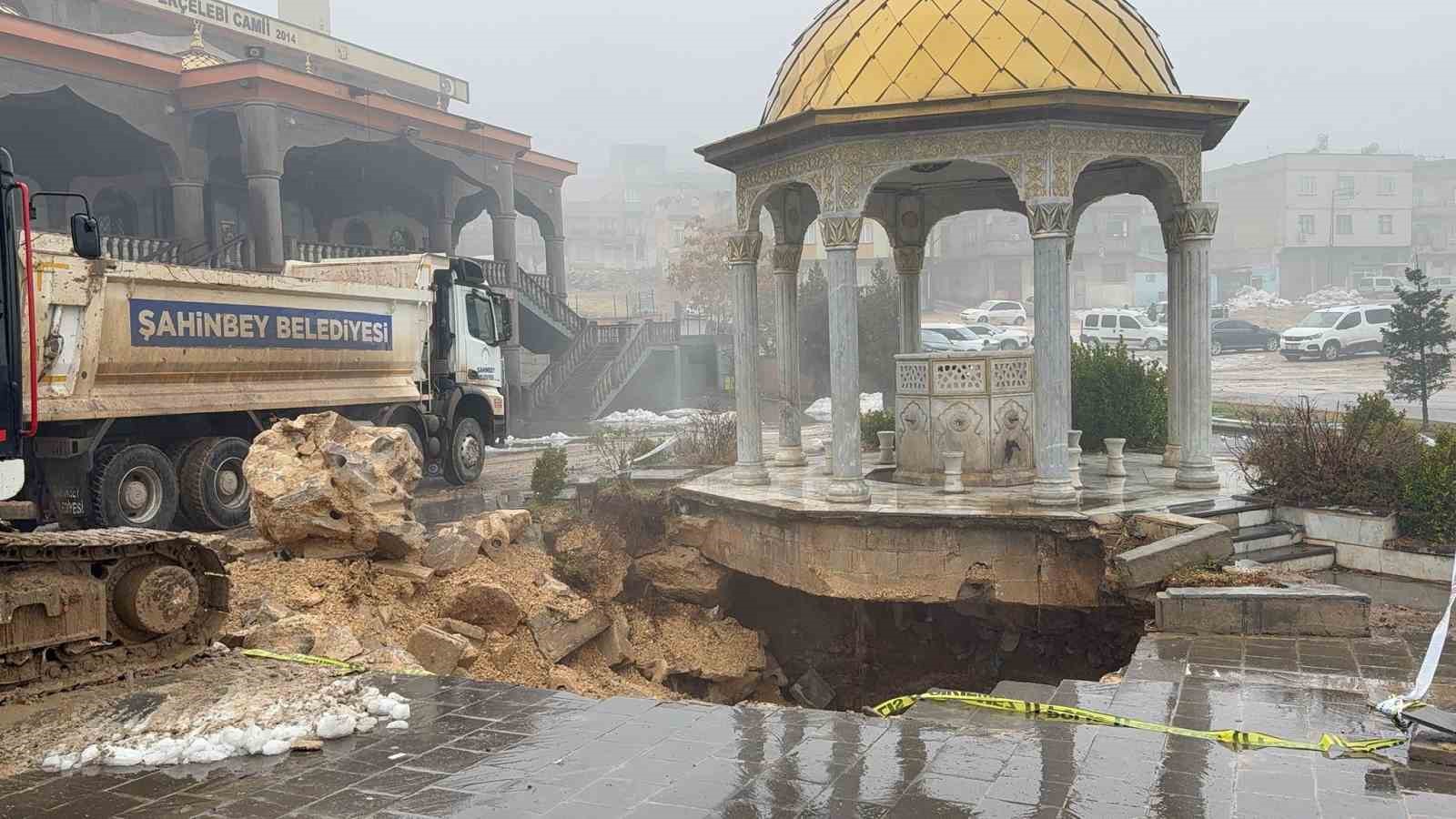 Gaziantep’te yoğun yağış sonrası cami avlusu çöktü
Gaziantep’te yoğun yağış sonrası cami avlusu çöktü