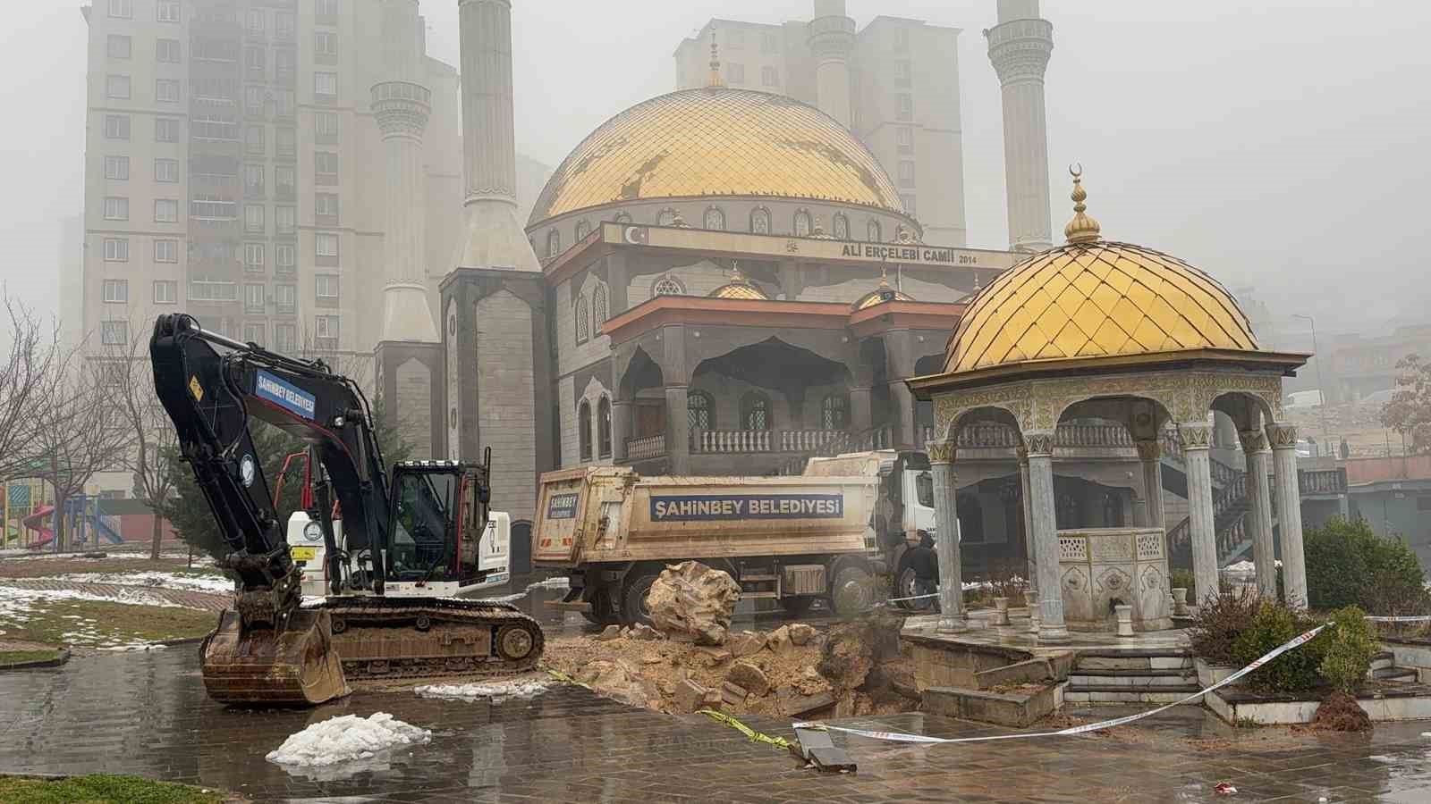 Gaziantep’te yoğun yağış sonrası cami avlusu çöktü
Gaziantep’te yoğun yağış sonrası cami avlusu çöktü