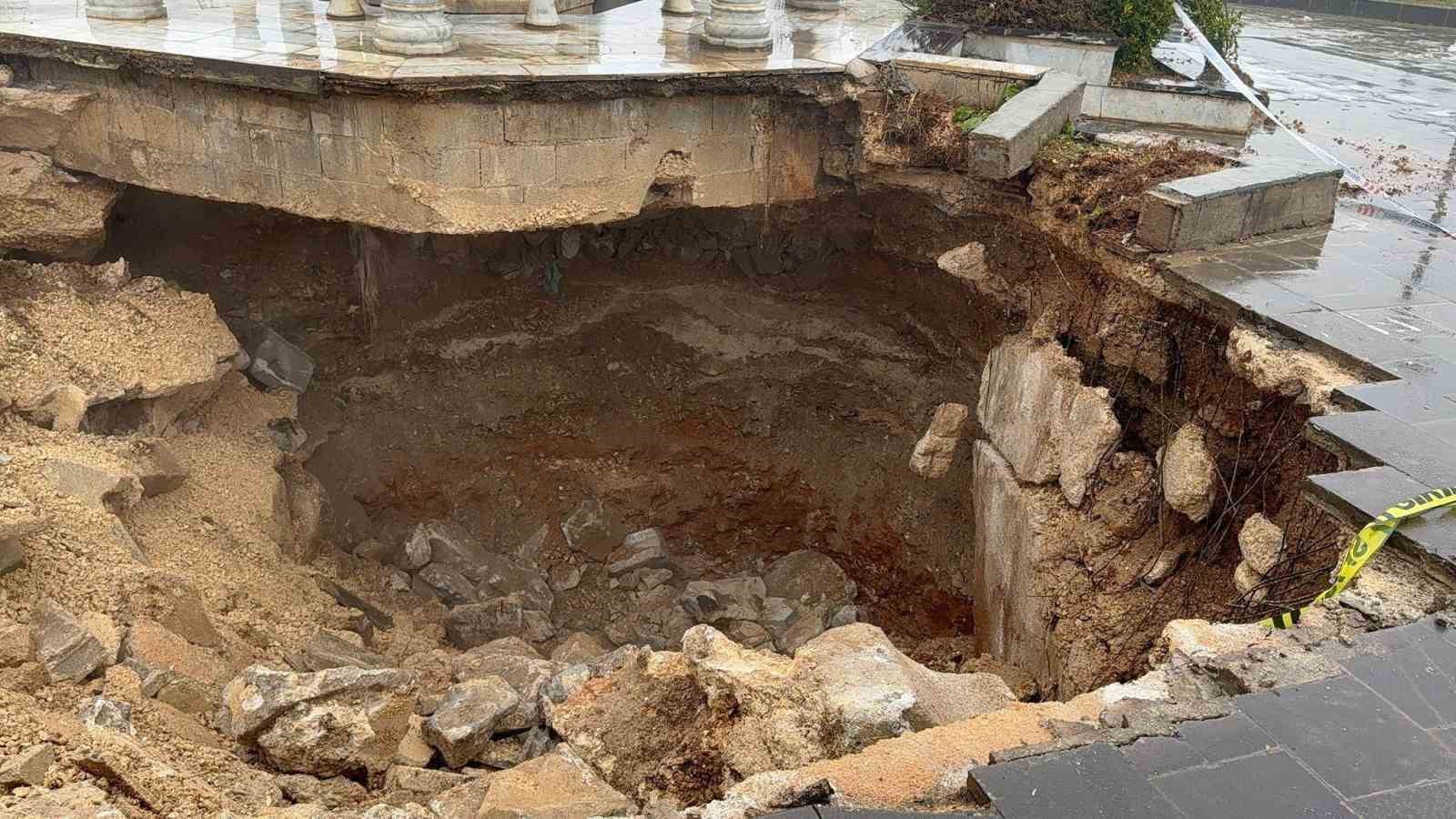 Gaziantep’te yoğun yağış sonrası cami avlusu çöktü
Gaziantep’te yoğun yağış sonrası cami avlusu çöktü