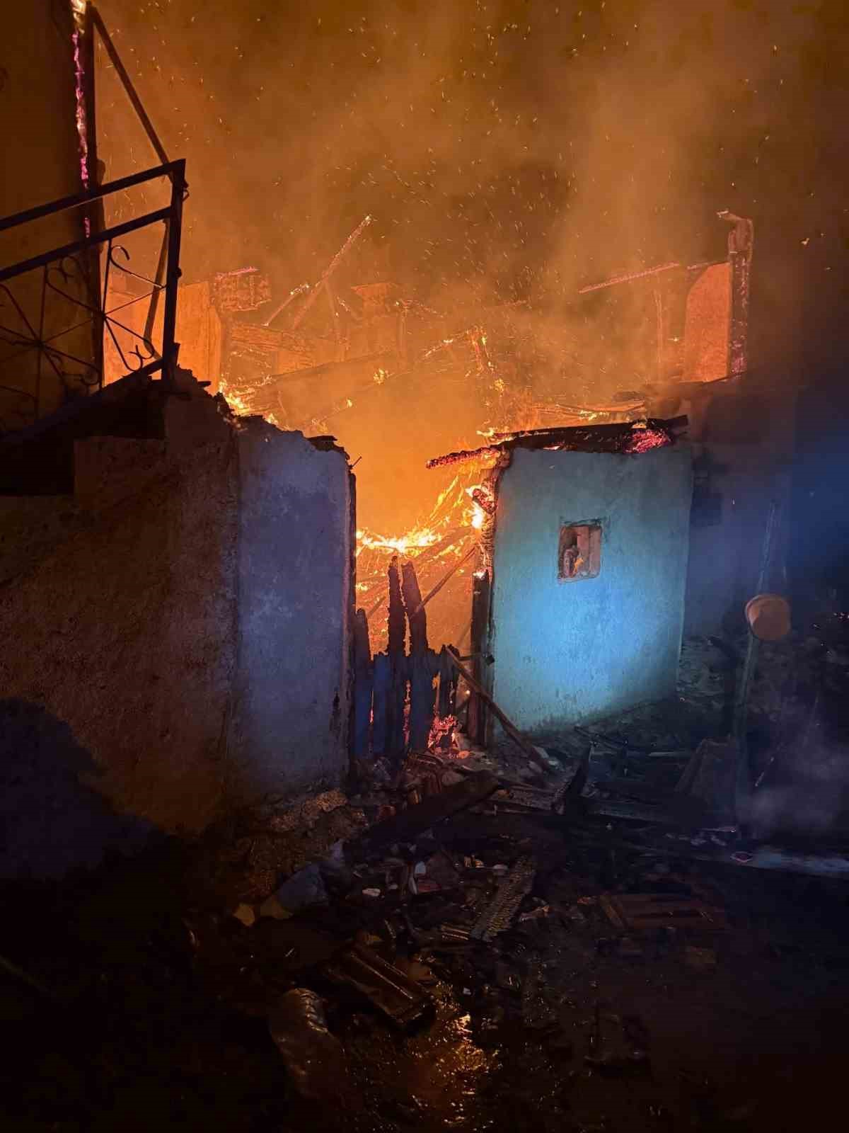 Gece yarısı çıkan yangında 1 ev kullanılamaz hale geldi
