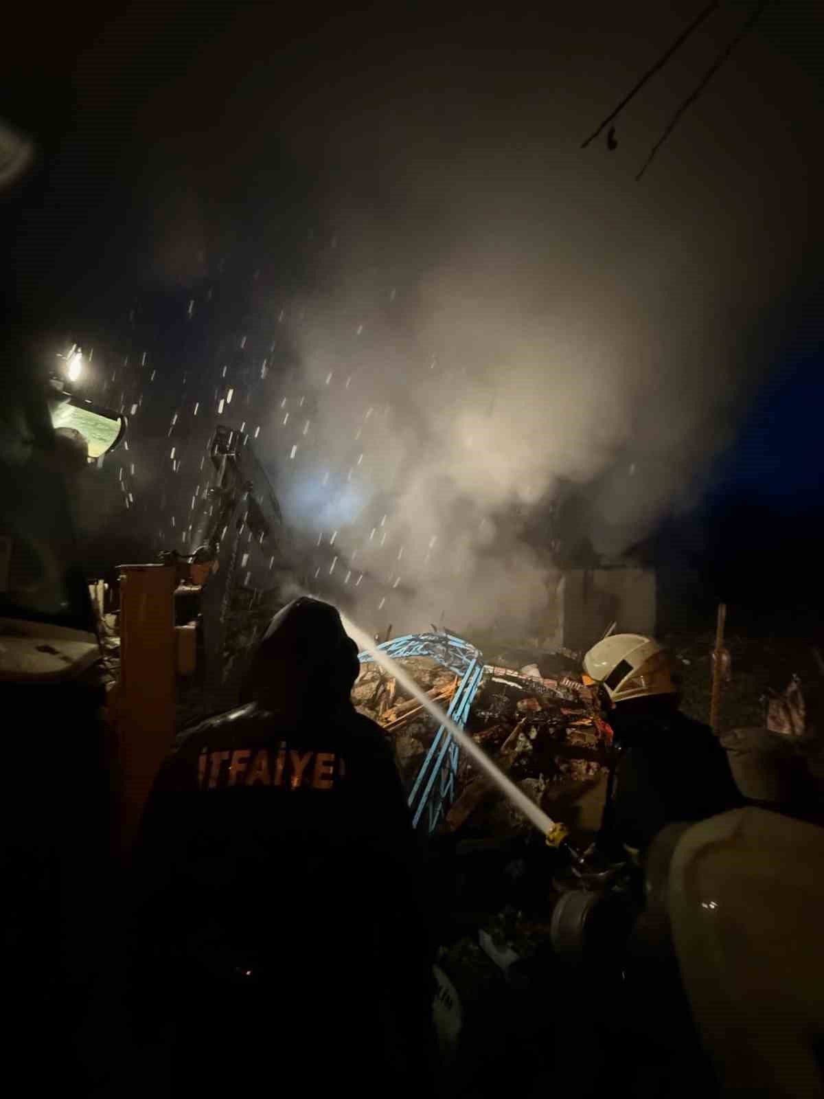 Gece yarısı çıkan yangında 1 ev kullanılamaz hale geldi
