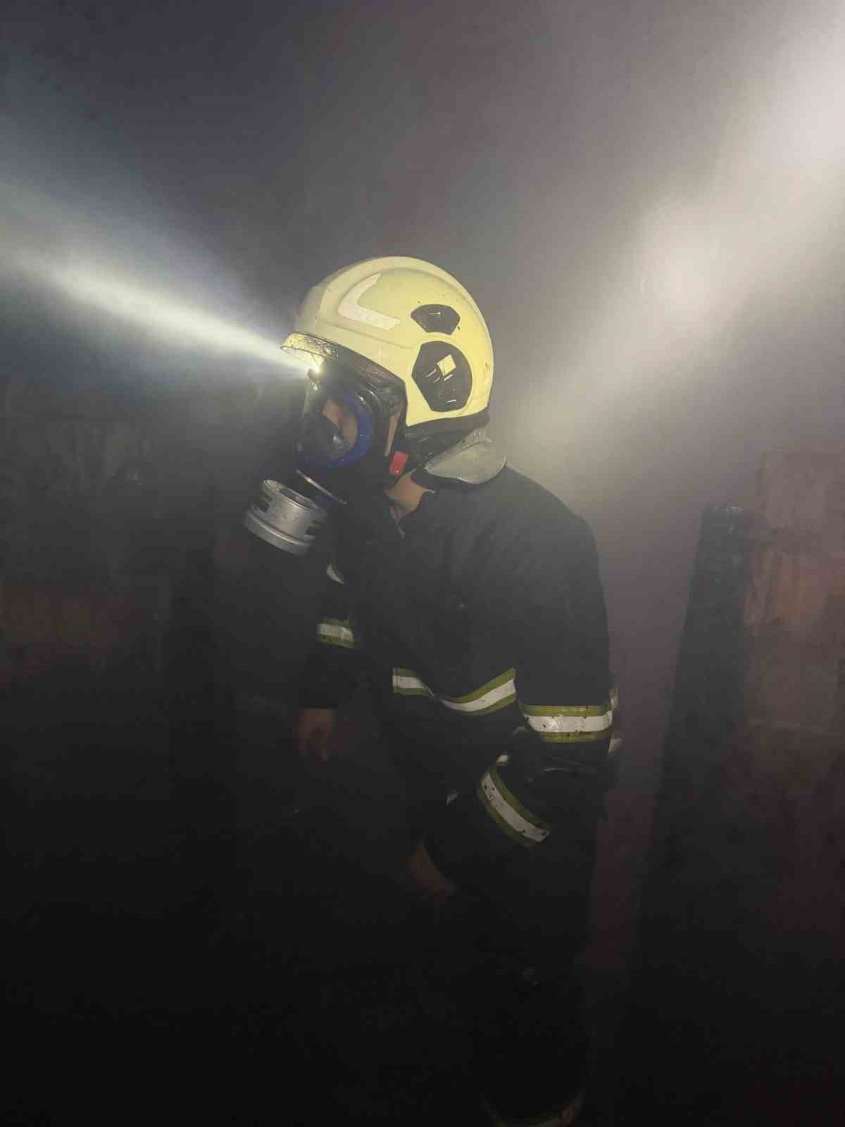 Gece yarısı çıkan yangında 1 ev kullanılamaz hale geldi
