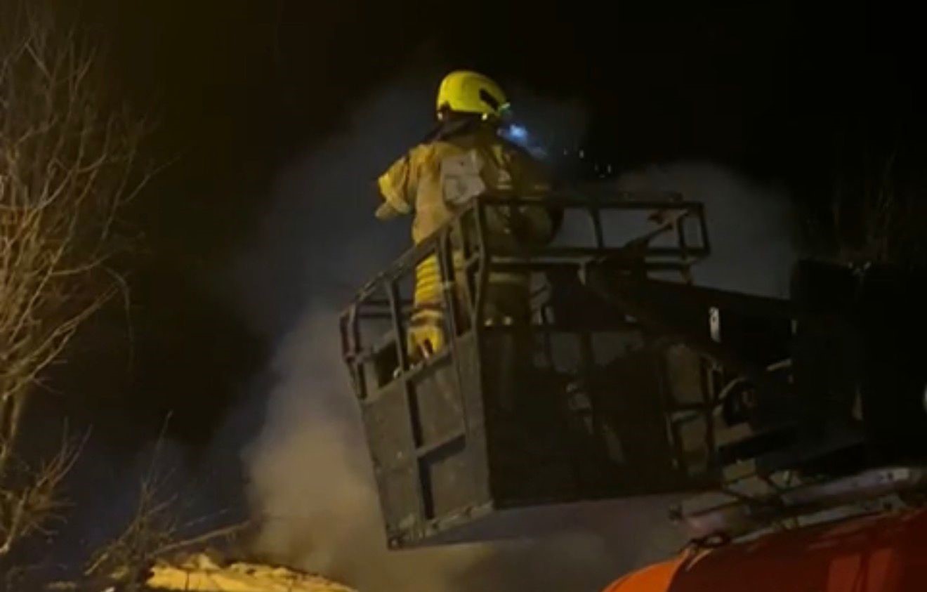 Gönen’de ev yangını: Çatı alevlere teslim oldu
