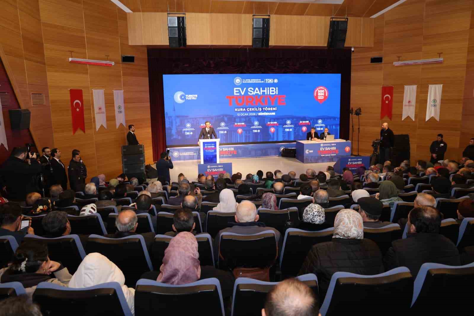 Gümüşhane’de TOKİ kura çekimiyle 940 konutun hak sahipleri belirlendi
Gümüşhane’de TOKİ kura çekimiyle 940 konutun hak sahipleri belirlendi