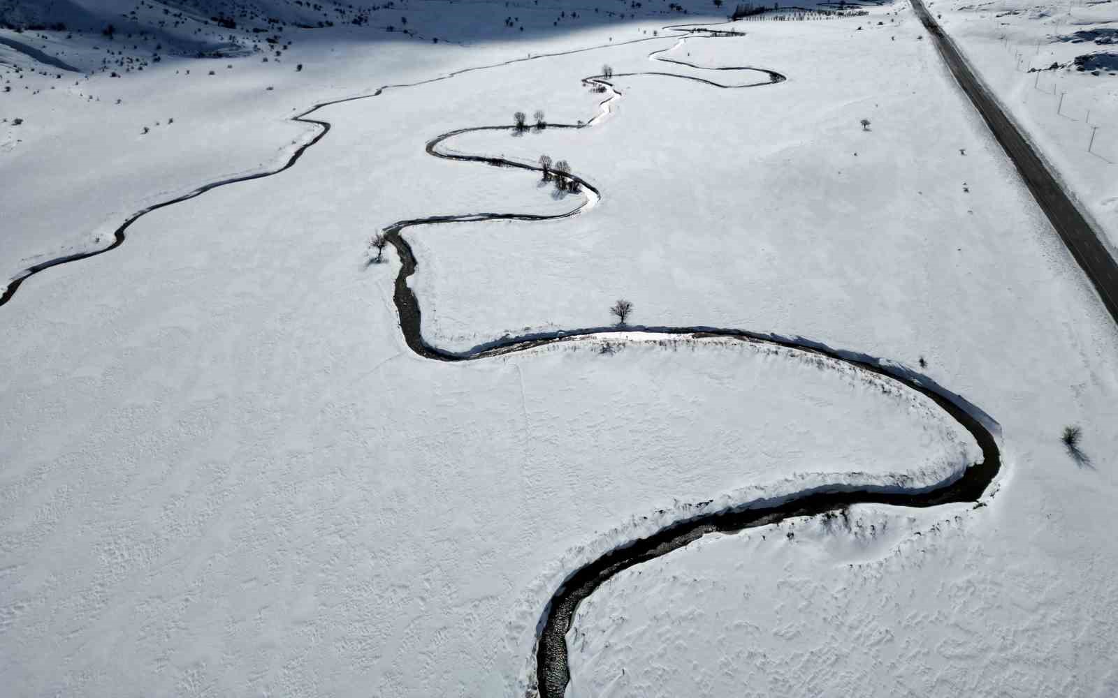 Güzeldere mendereslerinin kar manzarası hayran bıraktı
Güzeldere mendereslerinin kar manzarası hayran bıraktı