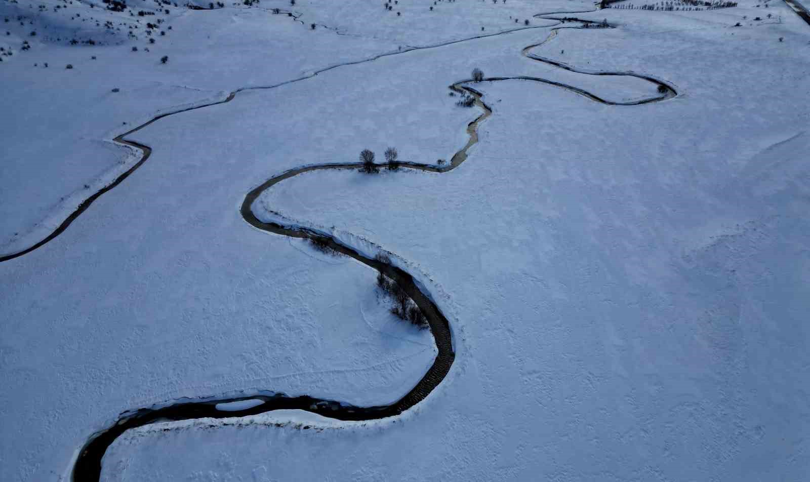 Güzeldere mendereslerinin kar manzarası hayran bıraktı
Güzeldere mendereslerinin kar manzarası hayran bıraktı