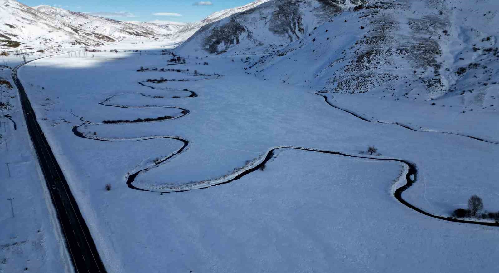 Güzeldere mendereslerinin kar manzarası hayran bıraktı
Güzeldere mendereslerinin kar manzarası hayran bıraktı