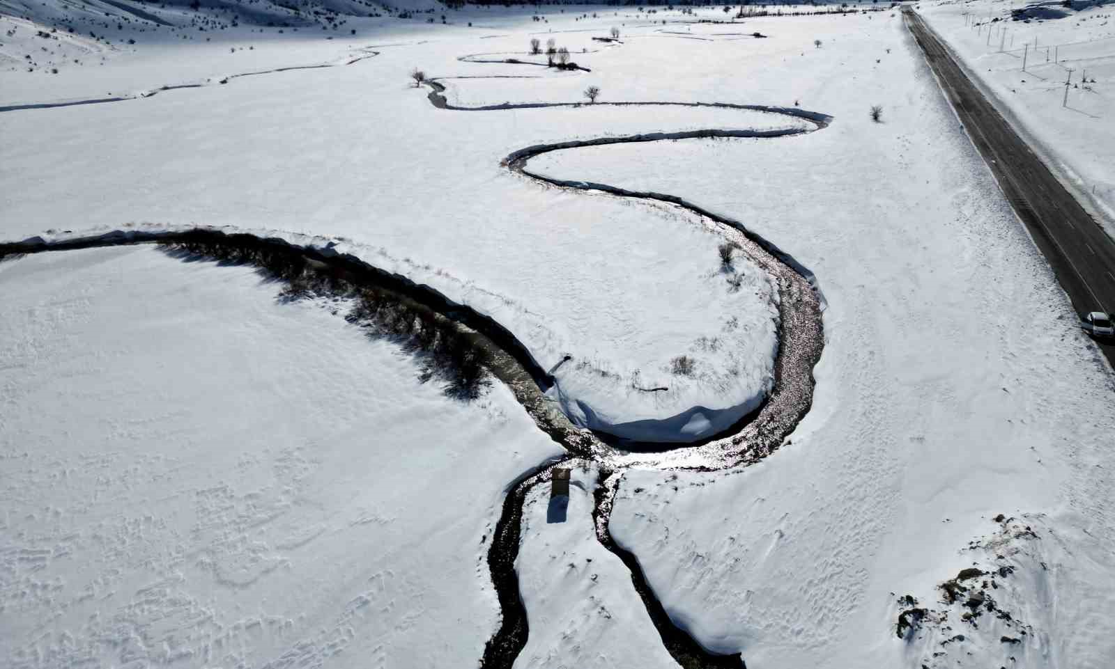 Güzeldere mendereslerinin kar manzarası hayran bıraktı
Güzeldere mendereslerinin kar manzarası hayran bıraktı