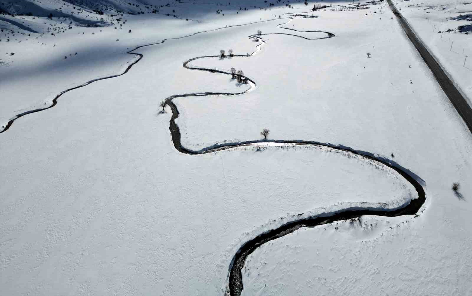 Güzeldere mendereslerinin kar manzarası hayran bıraktı
Güzeldere mendereslerinin kar manzarası hayran bıraktı