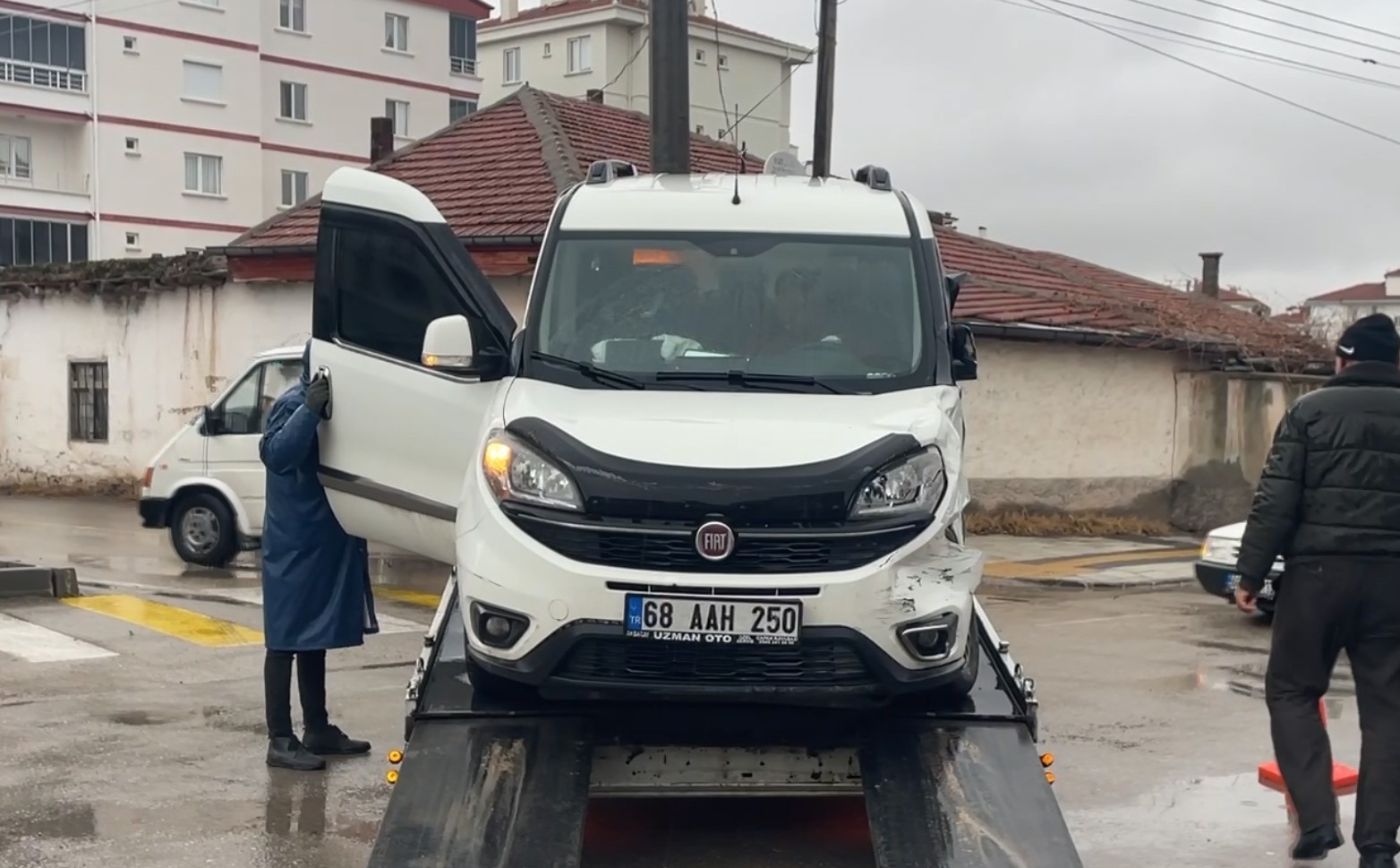 Hasta taşıyan ambulansla hafif ticari araç çarpıştı: 8 yaralı
