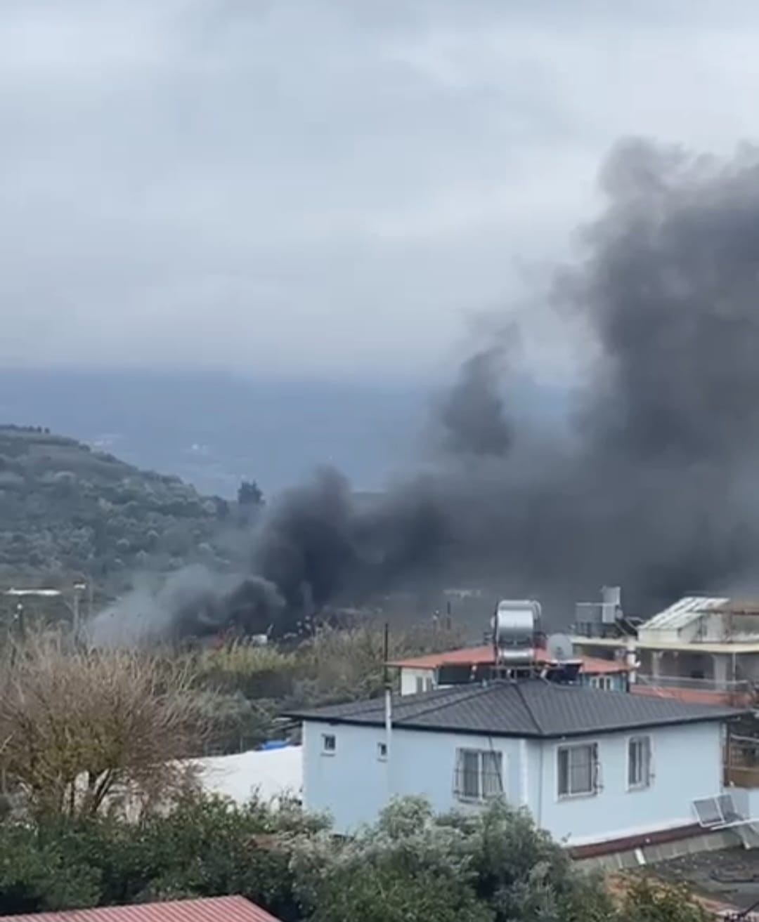 Hatay’da alevlere teslim olan konteyner kullanılamaz hale geldi
