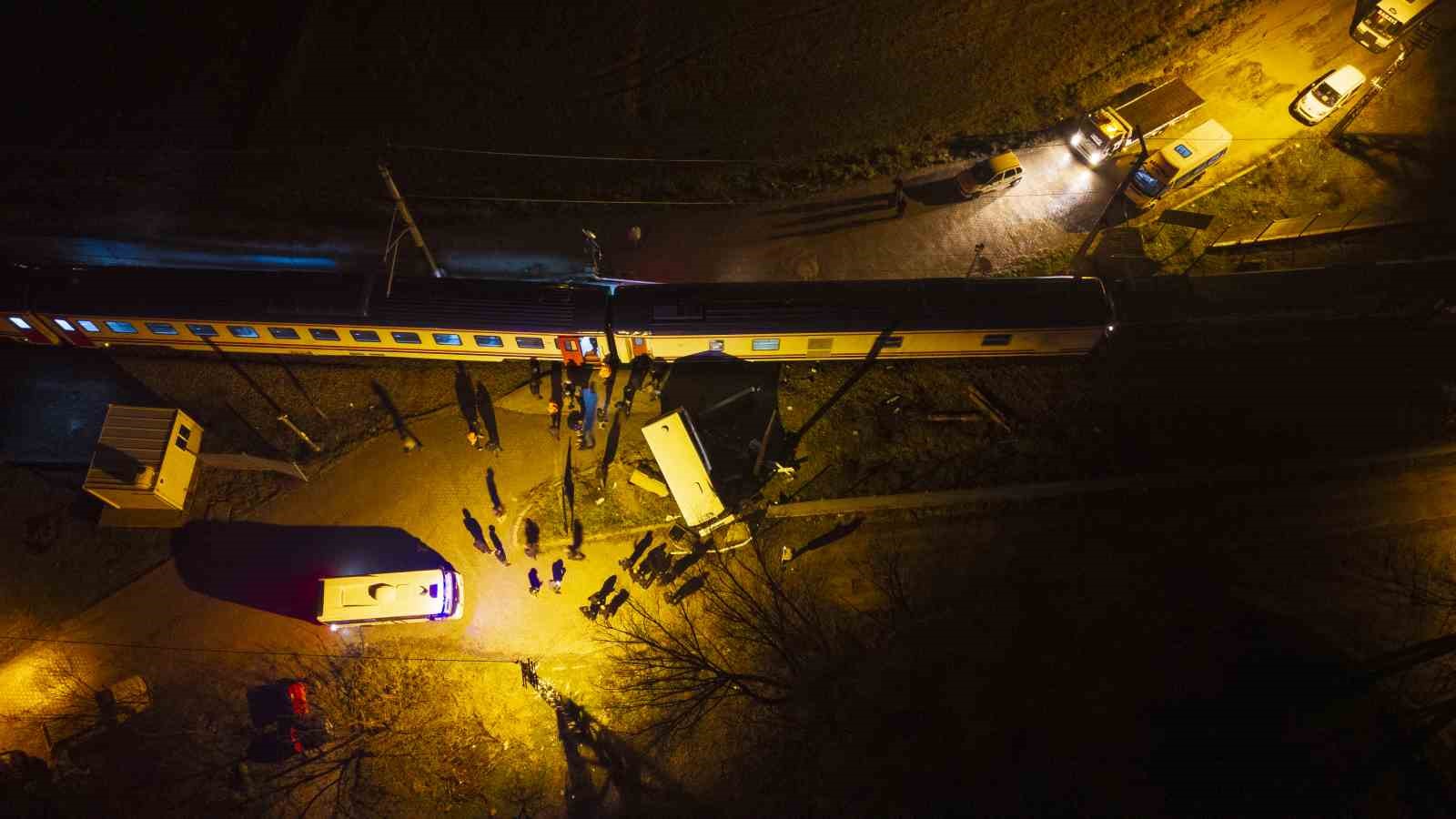 Hemzemin geçitte mahsur kalan dolmuşa tren çarptı, sürücü saniyelerle kurtuldu... Feci kaza kamerada
