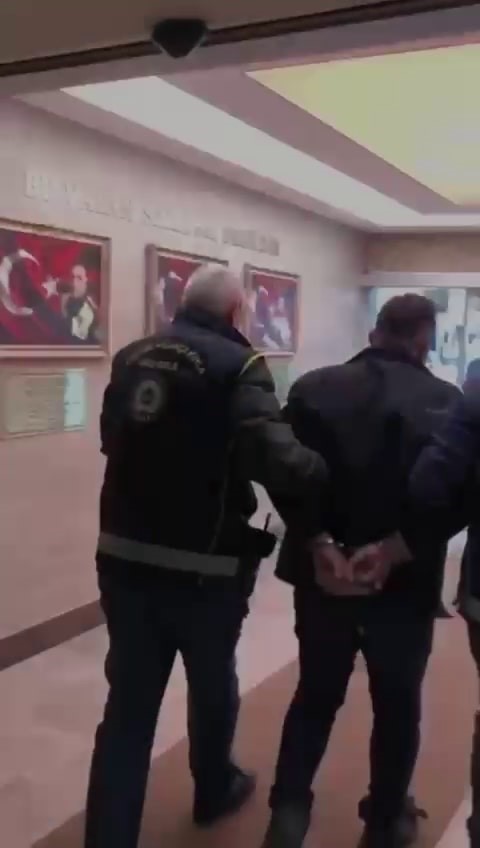 Hendek’te minibüs kasasındaki göçmenleri polis yakaladı
