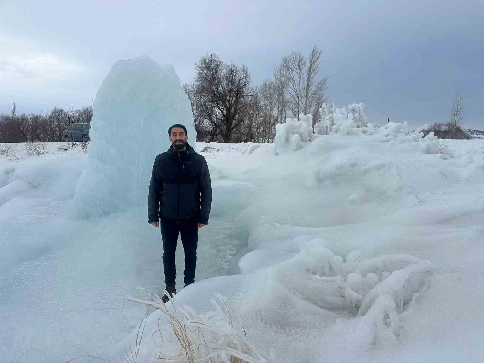 Hınıs’ta 4 metrelik buz kütlesi dikkat çekti
Hınıs’ta 4 metrelik buz kütlesi dikkat çekti