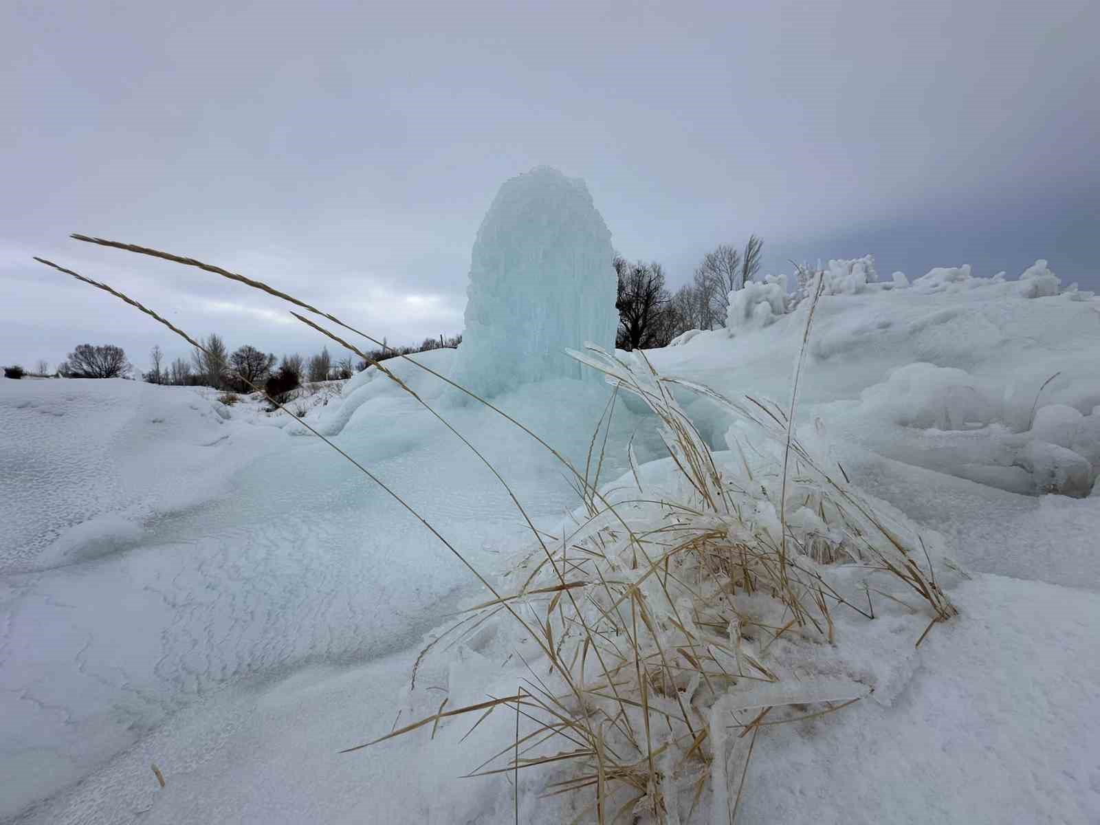 Hınıs’ta 4 metrelik buz kütlesi dikkat çekti
Hınıs’ta 4 metrelik buz kütlesi dikkat çekti
