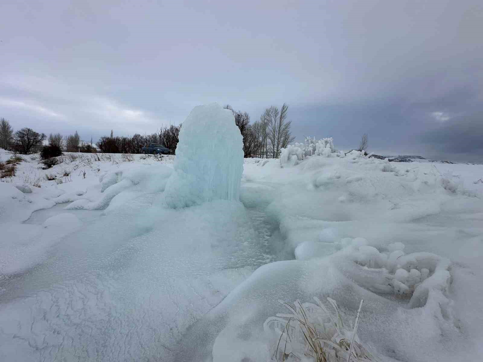 Hınıs’ta 4 metrelik buz kütlesi dikkat çekti
Hınıs’ta 4 metrelik buz kütlesi dikkat çekti