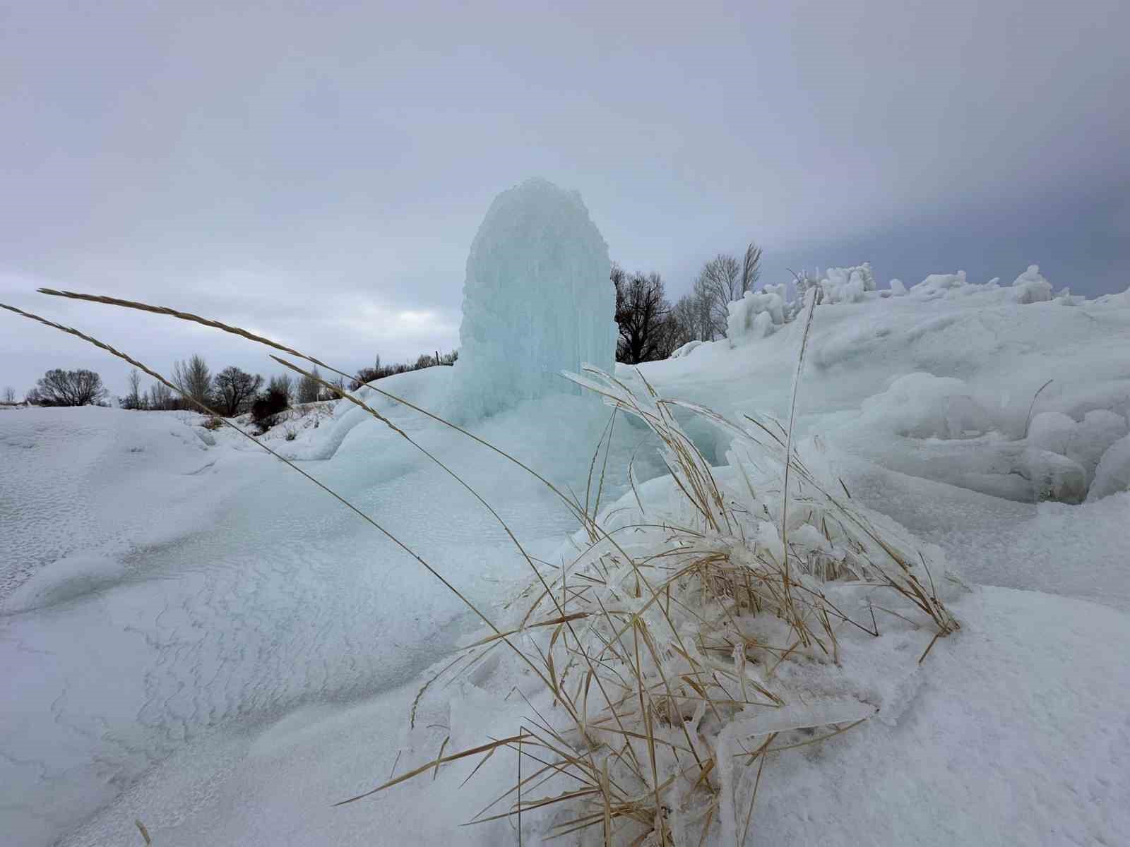 Hınıs’ta 4 metrelik buz kütlesi dikkat çekti
Hınıs’ta 4 metrelik buz kütlesi dikkat çekti