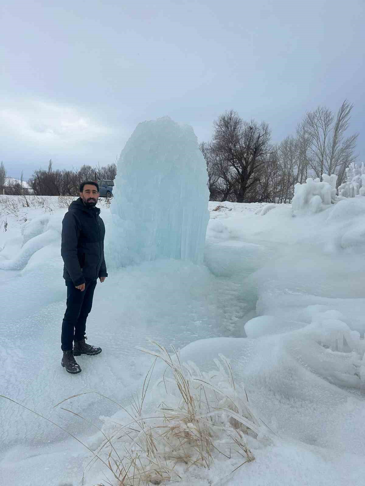 Hınıs’ta 4 metrelik buz kütlesi dikkat çekti
Hınıs’ta 4 metrelik buz kütlesi dikkat çekti
