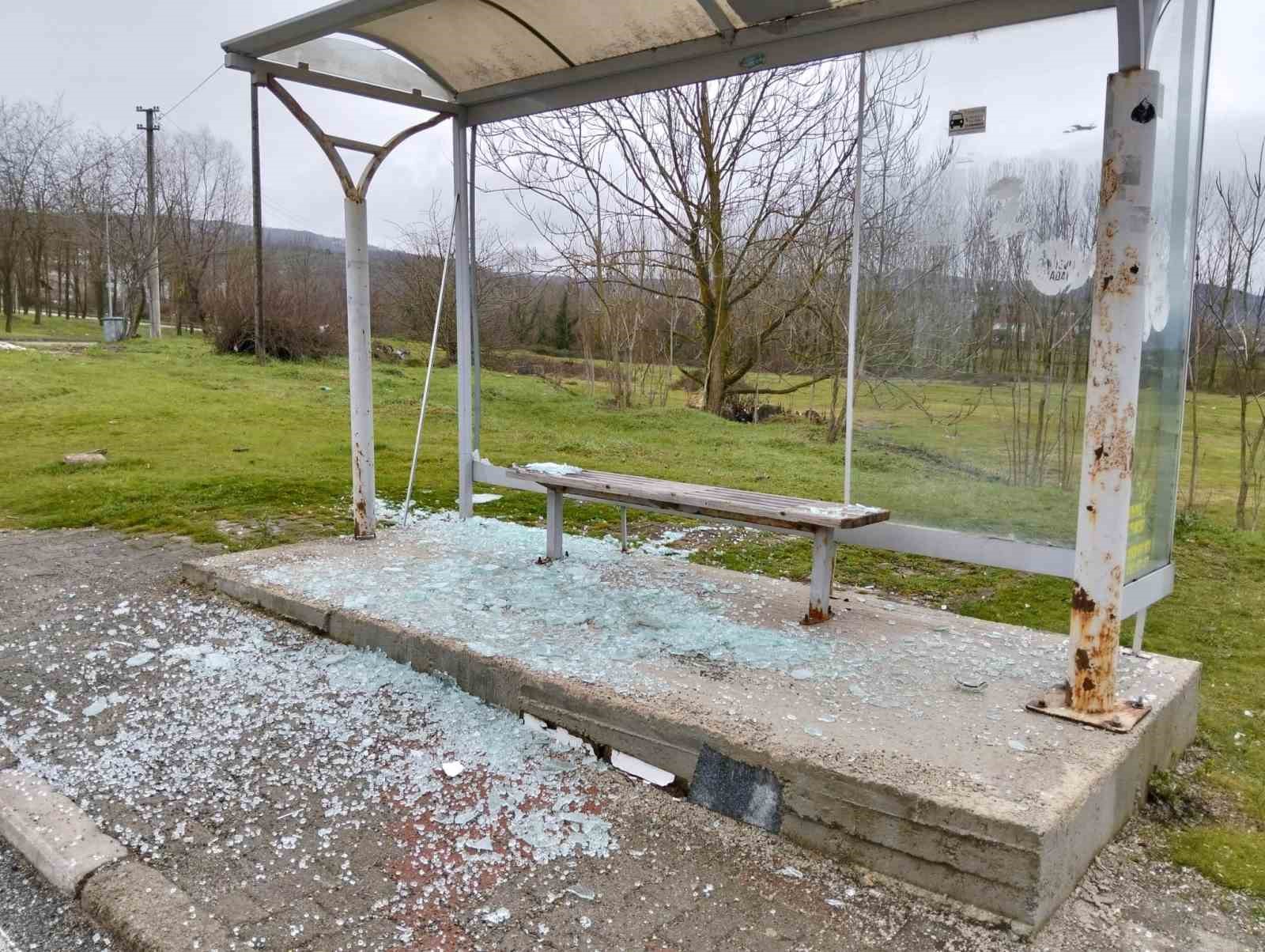 Huzurevi sakinlerinin kullandığı otobüs durağının camlarını kırdılar
Huzurevi sakinlerinin kullandığı otobüs durağının camlarını kırdılar