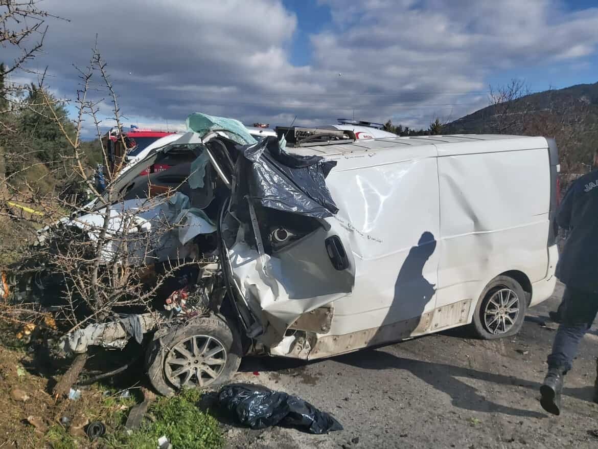 İzmir’de belediye otobüsü ile panelvan çarpıştı: 1 ölü, 8 yaralı
