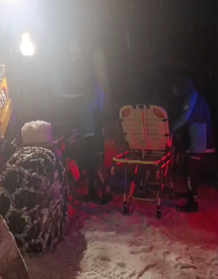 Karla kapanan yol açıldı, zehirlenen vatandaş kurtarıldı
