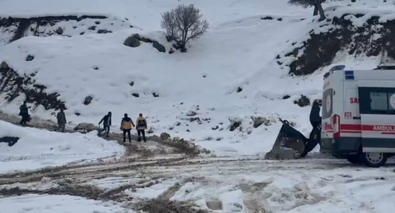 Karla kaplı mezrada hastaya ulaşmak için zamanla yarıştılar
