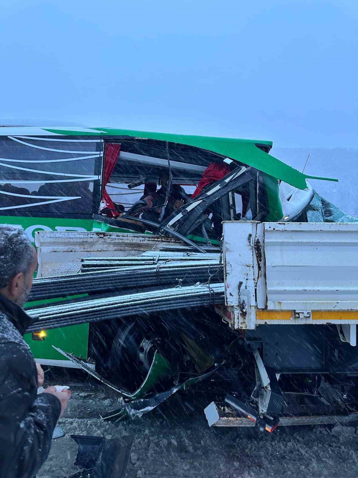 Karlı yolda kayan yolcu otobüsü tıra çarptı: 7 yaralı
