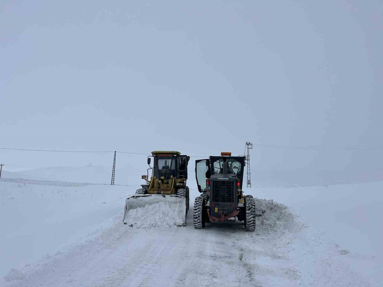 Kars’ta kar kaplanlarının 2 bin 100 rakımda zorlu mesaisi
