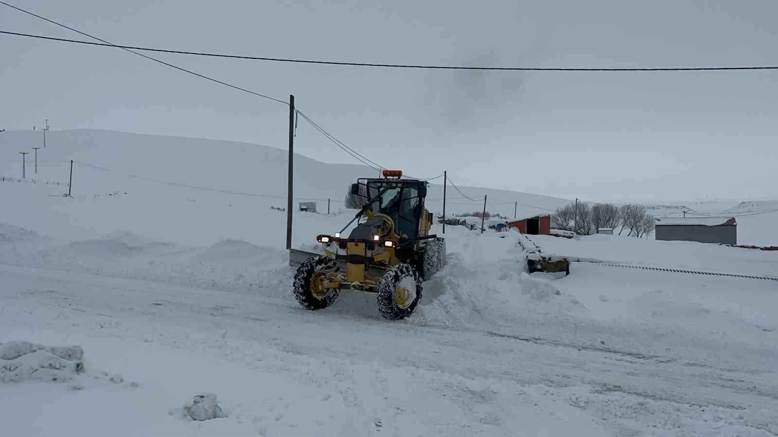Kars’ta kar kaplanlarının 2 bin 100 rakımda zorlu mesaisi
