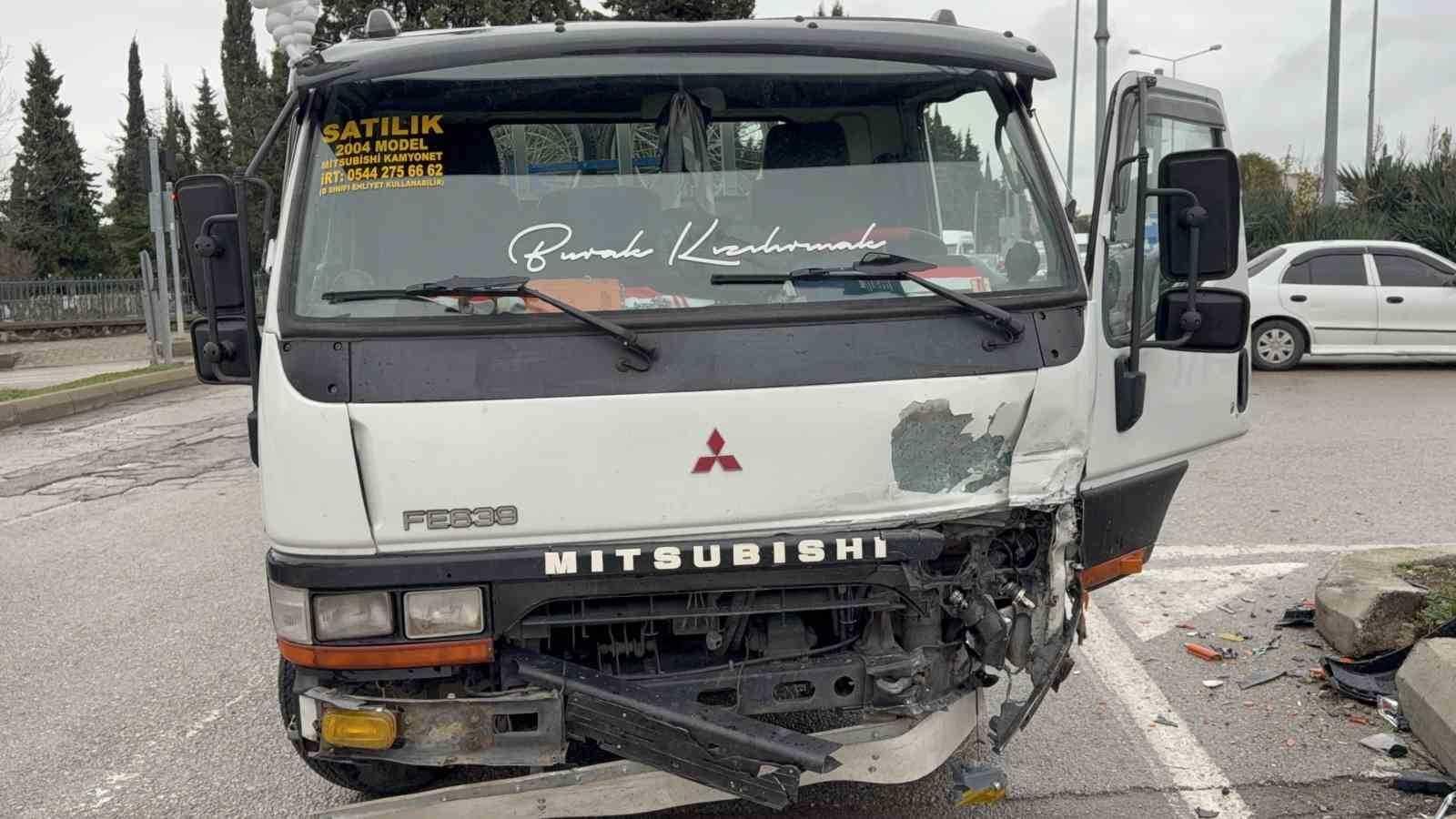 Kavşakta kamyonet ile otomobil çarpıştı: 3 yaralı
