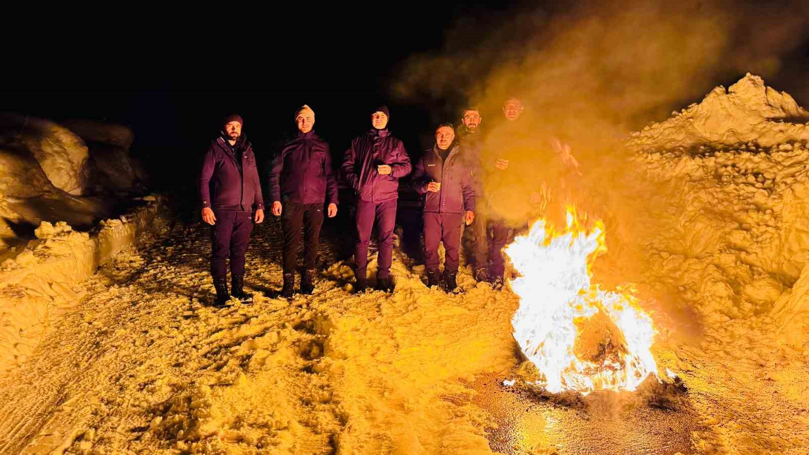 Kaymakam, karlı yollarda hasta kurtarma operasyonuna katıldı
Kaymakam, karlı yollarda hasta kurtarma operasyonuna katıldı