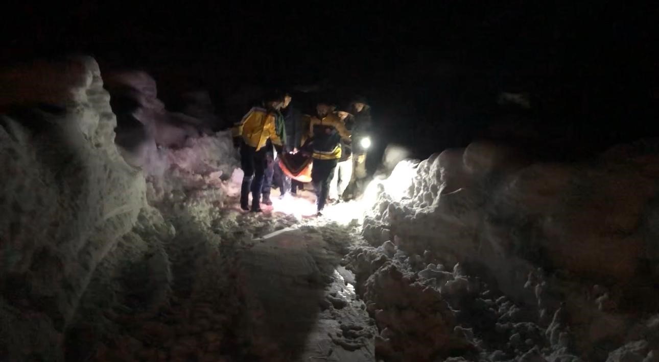 Kaymakam, karlı yollarda hasta kurtarma operasyonuna katıldı
Kaymakam, karlı yollarda hasta kurtarma operasyonuna katıldı