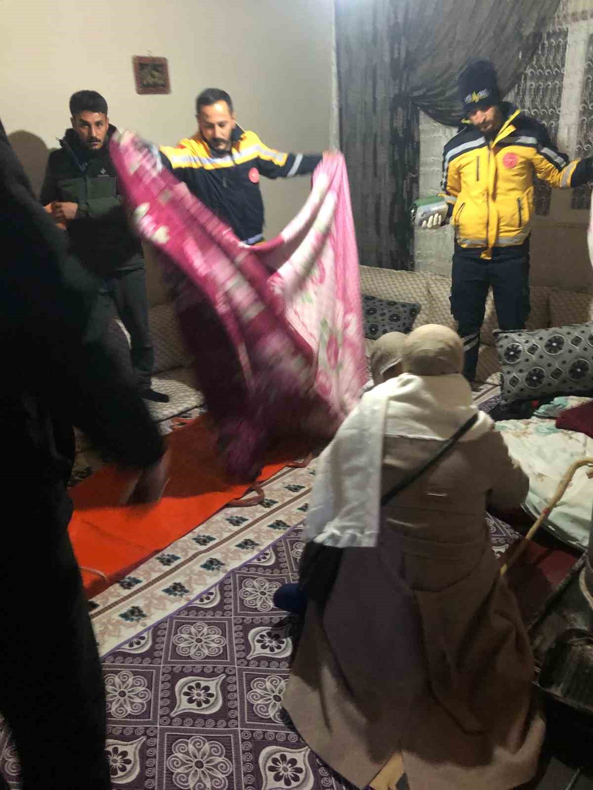 Kaymakam, karlı yollarda hasta kurtarma operasyonuna katıldı
Kaymakam, karlı yollarda hasta kurtarma operasyonuna katıldı