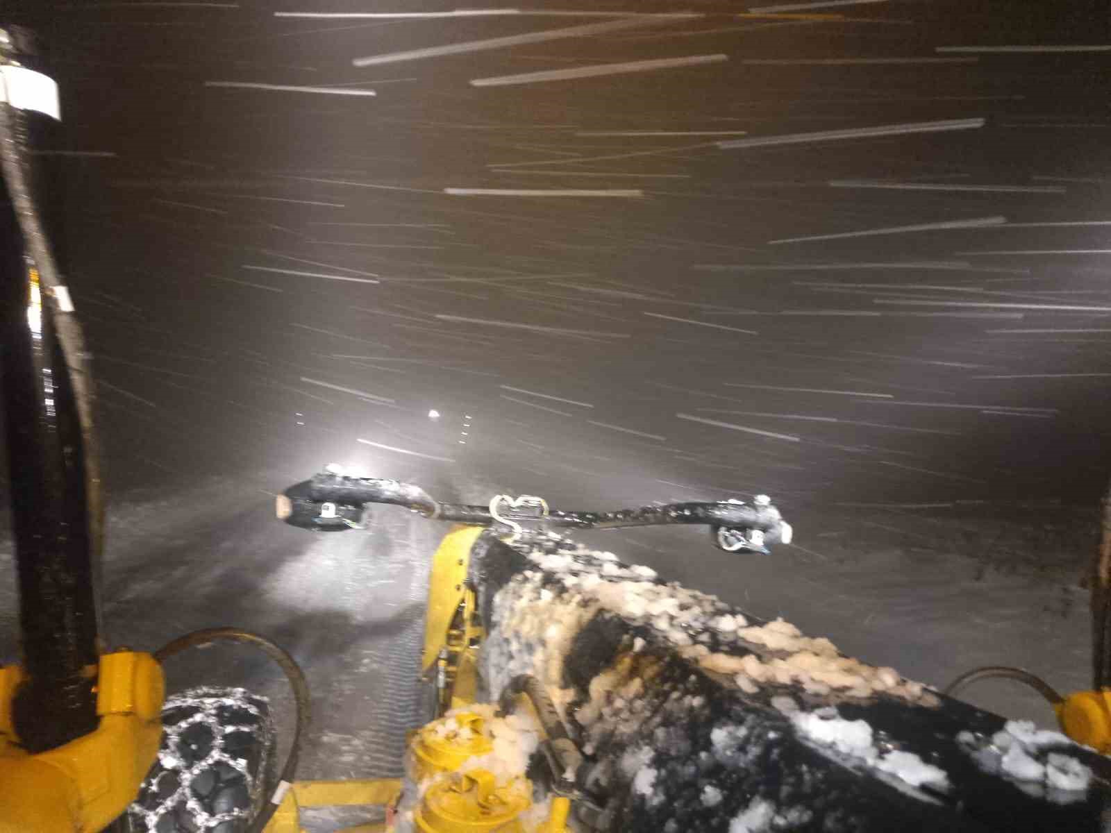 Kayseri’de kar yağışı ve tipi nedeniyle 128 yol ulaşıma kapalı
