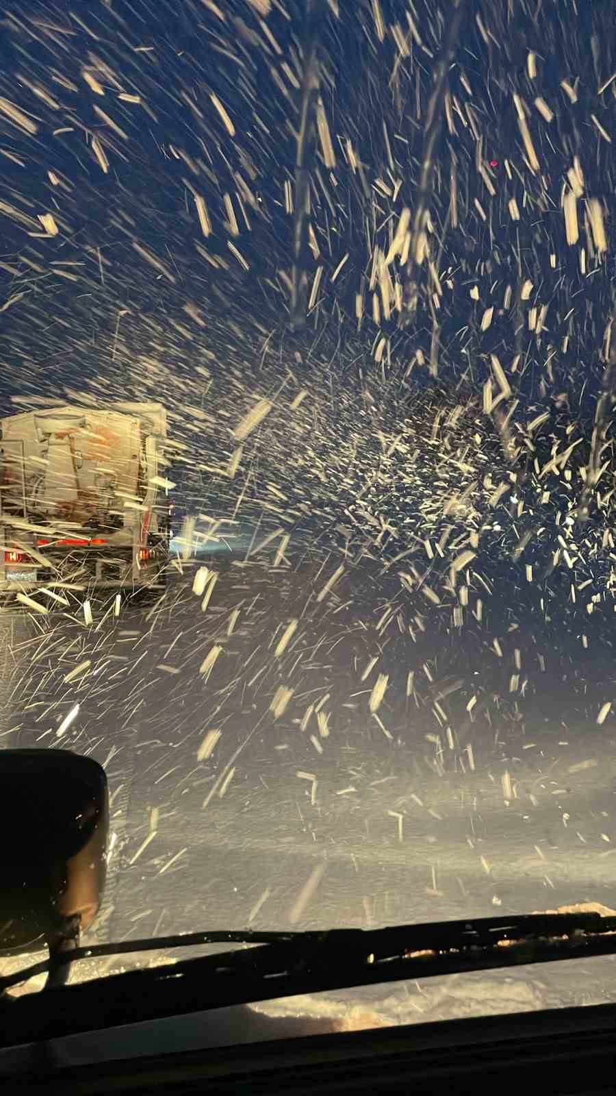 Kayseri’de kar yağışı ve tipi nedeniyle 128 yol ulaşıma kapalı
