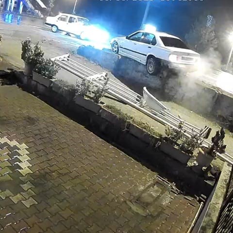 Kaza yapınca aracını bırakıp gitti, o anlar kameraya yansıdı
