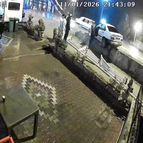Kaza yapınca aracını bırakıp gitti, o anlar kameraya yansıdı
