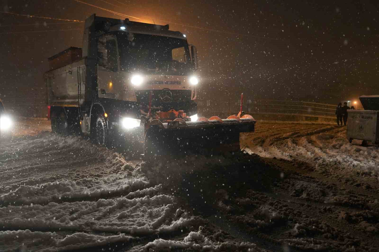 Keçiören Belediyesi, karla mücadeleye aralıksız devam ediyor
