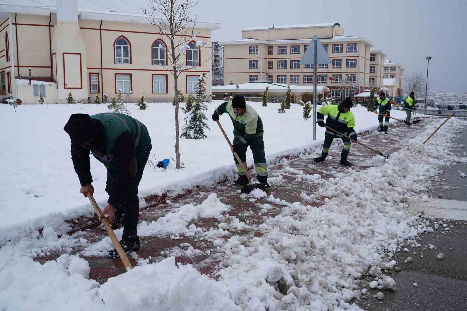 Keçiören’de yaya güvenliği için kar küreme ve tuzlama seferberliği
