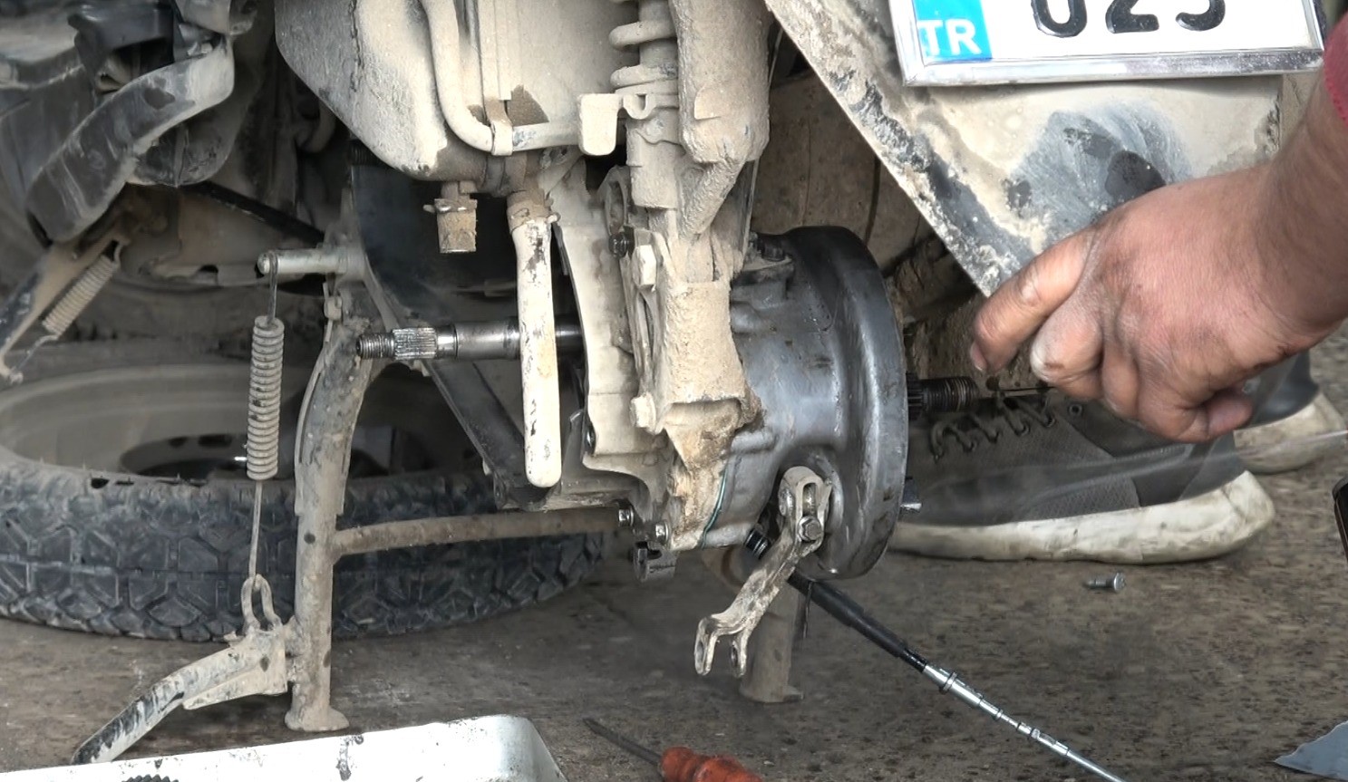 Kilis’te motosiklet sürücülerinden kış lastiği uyarısı
Kilis’te motosiklet sürücülerinden kış lastiği uyarısı