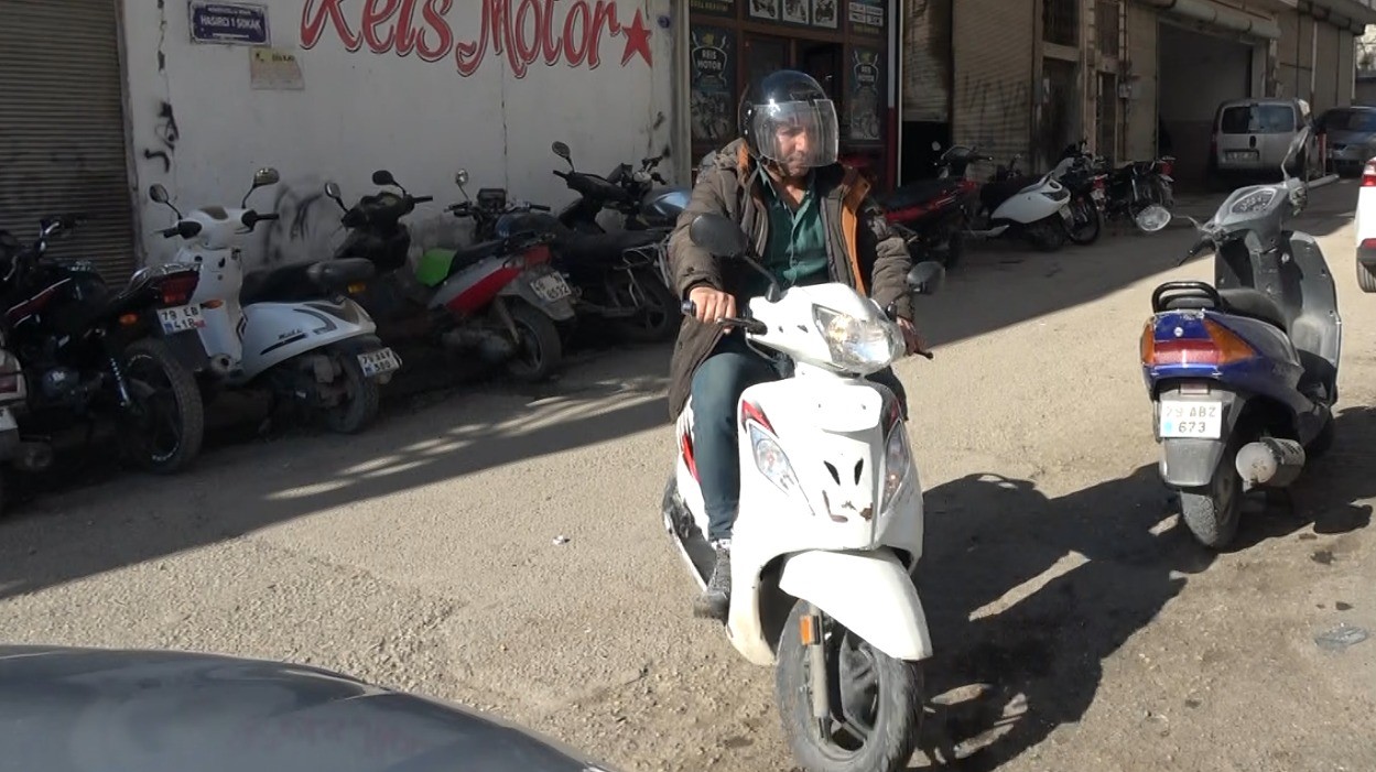 Kilis’te motosiklet sürücülerinden kış lastiği uyarısı
Kilis’te motosiklet sürücülerinden kış lastiği uyarısı