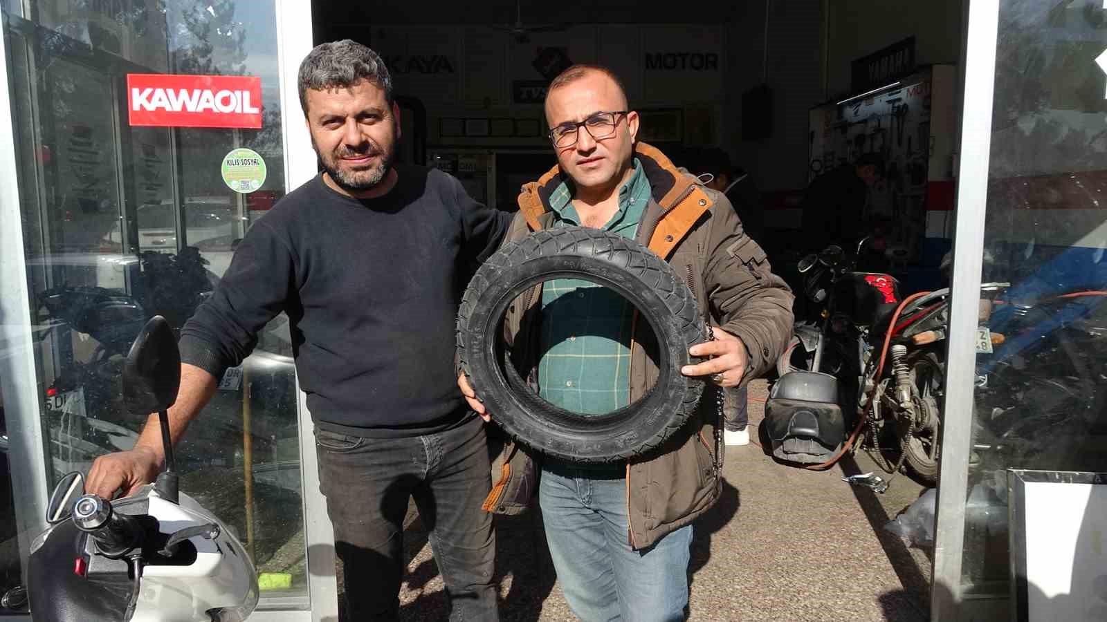 Kilis’te motosiklet sürücülerinden kış lastiği uyarısı
Kilis’te motosiklet sürücülerinden kış lastiği uyarısı