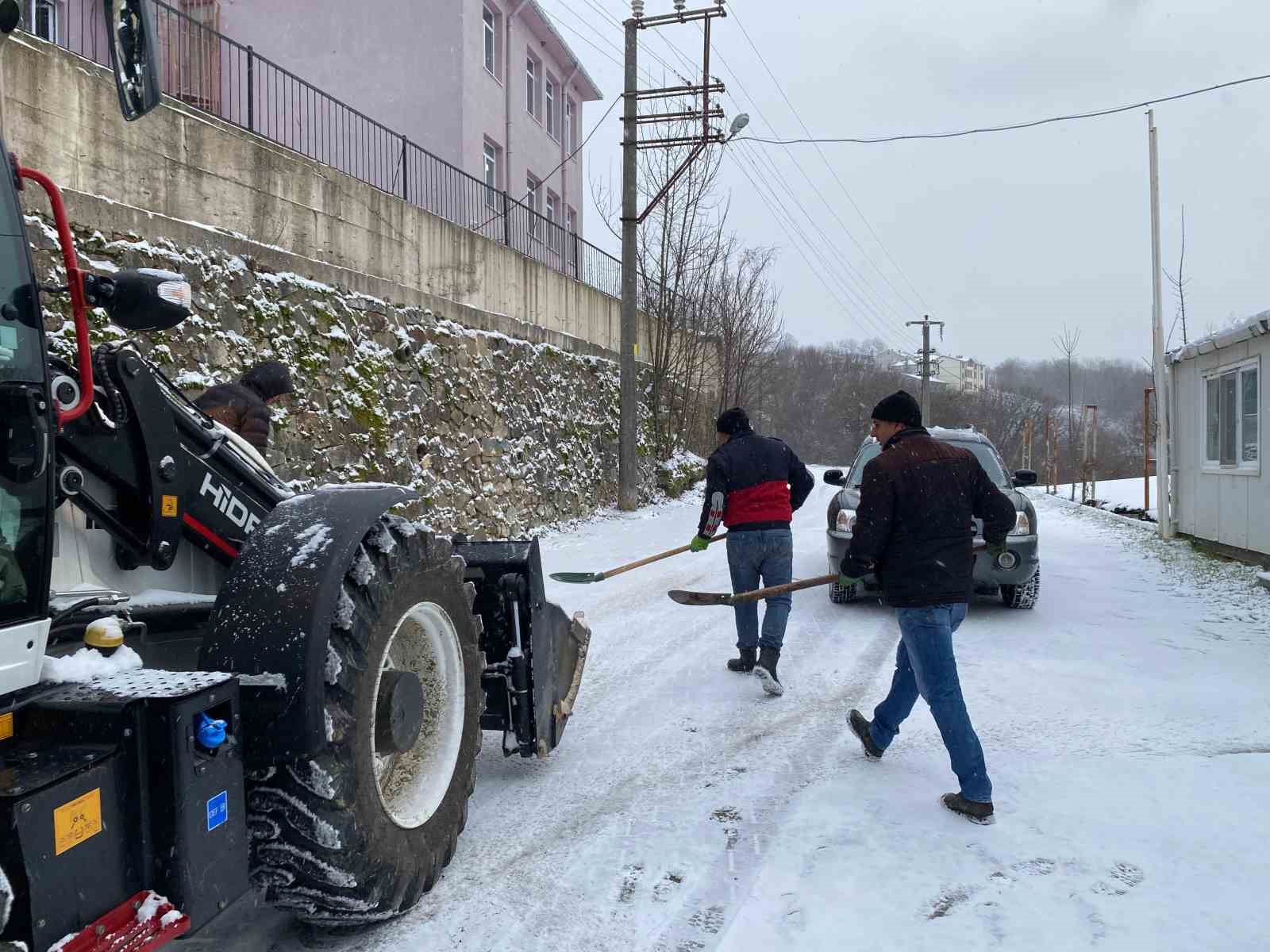 Kırklareli’nde kar yağışı hayatı olumsuz etkilemeye devam ediyor
