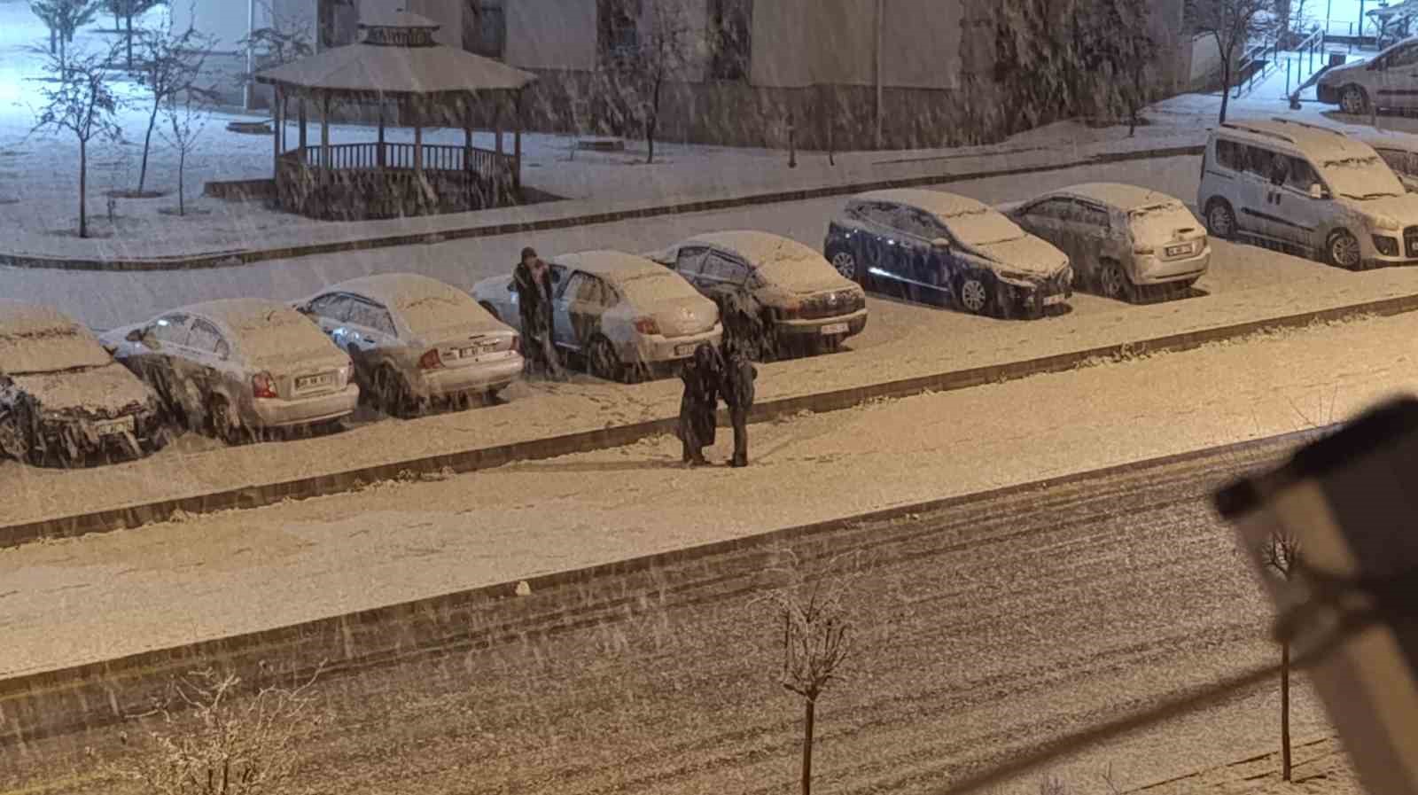 Kırşehir’de gece saatlerinde lapa lapa kar yağışı başladı

