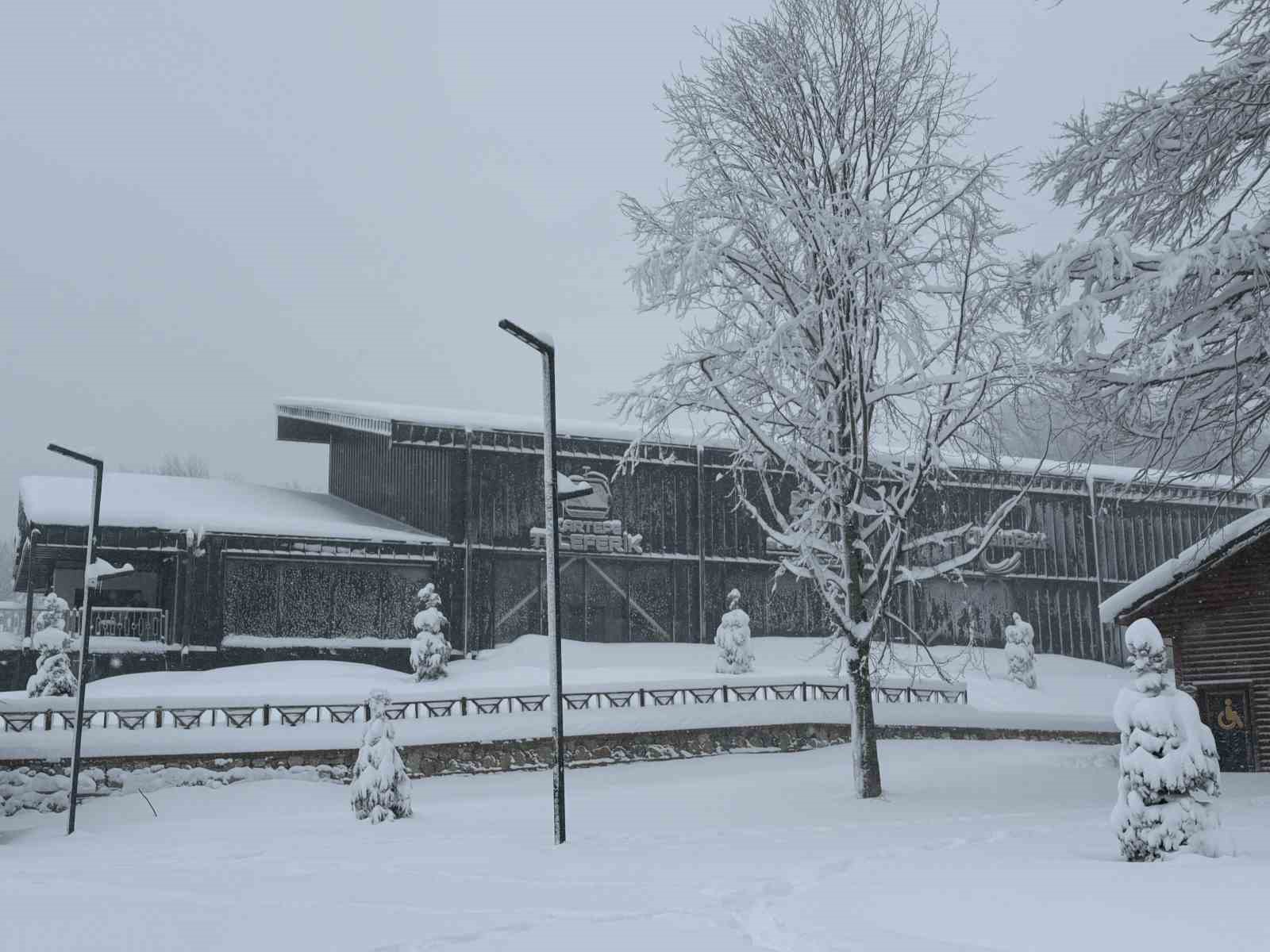 Kocaeli’nin yüksek kesimlerine lapa lapa kar yağıyor
