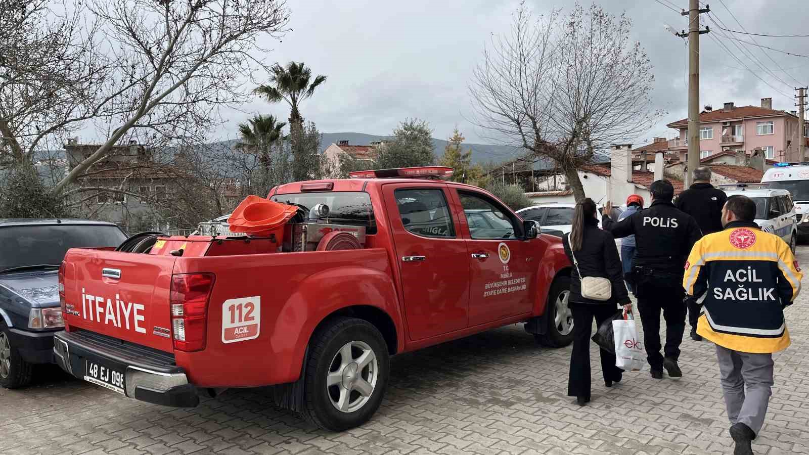 Komşular tüten bacayı yangın sandı, ekipler alarma geçti
Komşular tüten bacayı yangın sandı, ekipler alarma geçti