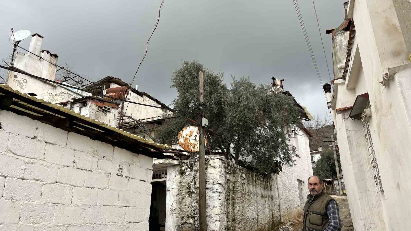 Komşular tüten bacayı yangın sandı, ekipler alarma geçti
Komşular tüten bacayı yangın sandı, ekipler alarma geçti
