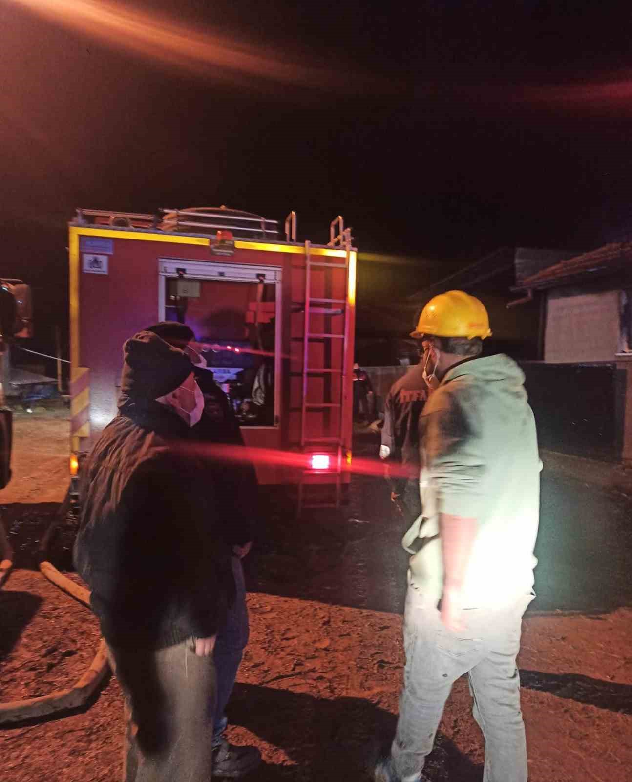 Köy evinde çıkan yangın korkuttu
